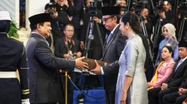 Presiden Prabowo menyematkan Bintang RI Utama kepada keluarga mendiang Jenderal Hoegeng dalam upacara di Istana Negara, Senin 25 Agustus 2025. (Foto: Lombokini.com/Istimewa).