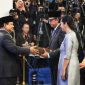Presiden Prabowo menyematkan Bintang RI Utama kepada keluarga mendiang Jenderal Hoegeng dalam upacara di Istana Negara, Senin 25 Agustus 2025. (Foto: Lombokini.com/Istimewa).