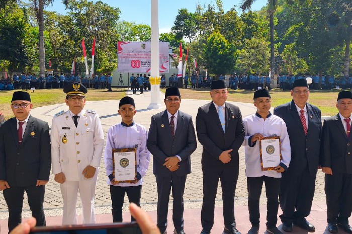 Bupati Lombok Timur Serahkan Remisi Umum dan Dasawarsa pada HUT RI ke-80. (Foto: Lombokini.com).