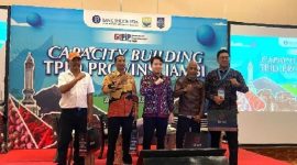 Haji Subhan (baju putih, paling kanan) berpose bersama perwakilan Pemprov dan BI Jambi usai memaparkan strategi stabilisasi harga cabai di Hotel Marumatta Senggigi, Senin 25 Agustus 2025. (Foto: Lombokini.com).