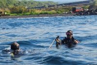 Tim SAR Berhasil Temukan Jasad Penyelam Banyuwangi di Perairan Elong Elong Lombok Timur. (Foto: Lombokini.com/Tim SAR).
