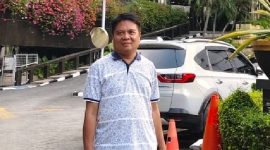 Kadispar Lombok Timur, Widayat, menghadiri pertemuan di Gedung Sapta Pesona, Kementerian Pariwisata, Jakarta Pusat, dan berfoto di halaman gedung usai acara. (Foto: Lombokini.com/Dok. Pribadi).