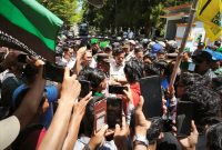 Mahasiswa Lombok Timur Demo di Kantor Bupati Tuntut Peninjauan Kenaikan PBB dan Insentif untuk Pejabat, Rabu 3 September 2025. (Foto: Lombokini.com).
