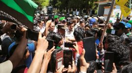Mahasiswa Lombok Timur Demo di Kantor Bupati Tuntut Peninjauan Kenaikan PBB dan Insentif untuk Pejabat, Rabu 3 September 2025. (Foto: Lombokini.com).