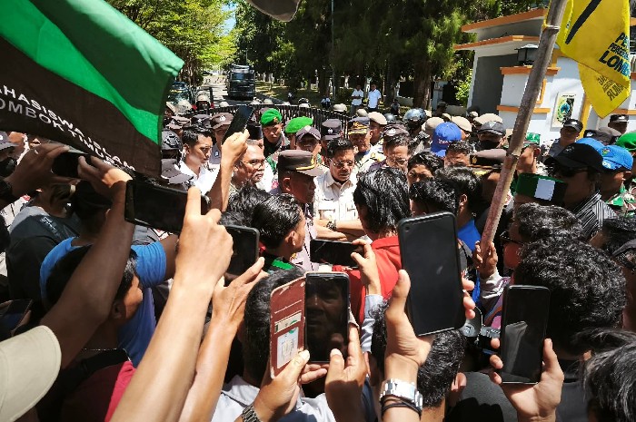 Mahasiswa Lombok Timur Demo di Kantor Bupati Tuntut Peninjauan Kenaikan PBB dan Insentif untuk Pejabat, Rabu 3 September 2025. (Foto: Lombokini.com).