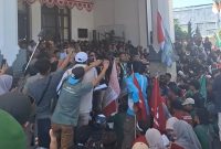 Ketua DPRD Lotim Tandatangani Tuntutan, Aksi Mahasiswa Bubar Tertib. (Foto: Lombokini.com).