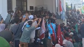 Ketua DPRD Lotim Tandatangani Tuntutan, Aksi Mahasiswa Bubar Tertib. (Foto: Lombokini.com).
