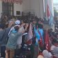 Ketua DPRD Lotim Tandatangani Tuntutan, Aksi Mahasiswa Bubar Tertib. (Foto: Lombokini.com).