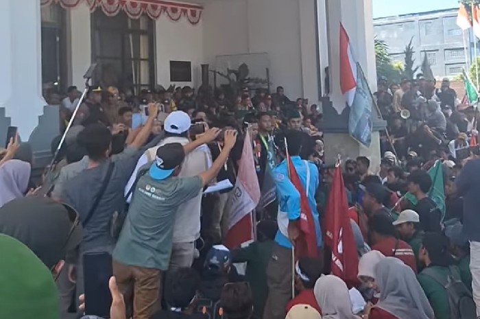 Ketua DPRD Lotim Tandatangani Tuntutan, Aksi Mahasiswa Bubar Tertib. (Foto: Lombokini.com).
