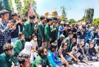 Ratusan mahasiswa dari Aliansi Gumi Patuh Karya Memanggil berunjuk rasa di depan Kantor Bupati Lombok Timur, Rabu (3/9/2025), mendesak penertiban tambak udang ilegal dan tambang galian C yang merusak lingkungan. (Foto: Lombokini.com).