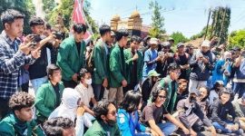 Ratusan mahasiswa dari Aliansi Gumi Patuh Karya Memanggil berunjuk rasa di depan Kantor Bupati Lombok Timur, Rabu (3/9/2025), mendesak penertiban tambak udang ilegal dan tambang galian C yang merusak lingkungan. (Foto: Lombokini.com).