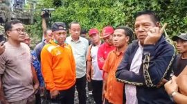 Bupati Lombok Timur Haerul Warisin meninjau langsung jembatan putus akses Teko-Aiptaik, Jumat 19 September 2025. Ia berjanji segera membangun jembatan pengganti. (Foto: Lombokini.com).