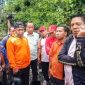 Bupati Lombok Timur Haerul Warisin meninjau langsung jembatan putus akses Teko-Aiptaik, Jumat 19 September 2025. Ia berjanji segera membangun jembatan pengganti. (Foto: Lombokini.com).