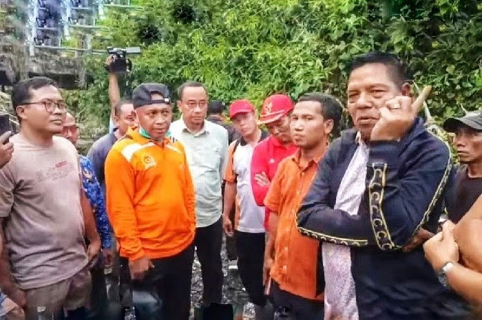 Bupati Lombok Timur Haerul Warisin meninjau langsung jembatan putus akses Teko-Aiptaik, Jumat 19 September 2025. Ia berjanji segera membangun jembatan pengganti. (Foto: Lombokini.com).