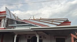 Cuaca Ekstrem Terjang Sumbawa Barat, Sejumlah Rumah Warga Rusak. (Foto: Lombokini.com/hariant).