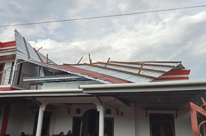 Cuaca Ekstrem Terjang Sumbawa Barat, Sejumlah Rumah Warga Rusak. (Foto: Lombokini.com/hariant).