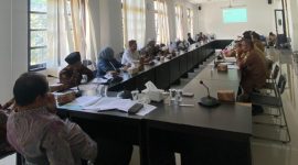 Ketua Komisi IV DPRD Lotim, H. Lalu Hasan Rahman, memimpin rapat evaluasi kinerja OPD yang menyoroti permasalahan pajak galian C dan keterlambatan laporan APBD 2025. (Foto: Lombokini.com).