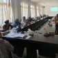 Ketua Komisi IV DPRD Lotim, H. Lalu Hasan Rahman, memimpin rapat evaluasi kinerja OPD yang menyoroti permasalahan pajak galian C dan keterlambatan laporan APBD 2025. (Foto: Lombokini.com).