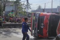 Mobil Pemadam Kebakaran Terbalik di Simpang PTC, Satu Petugas Terluka Berat. (Foto: Lombokini.com).
