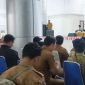 Kepala DP3AKB Lotim, Ahmat, menyampaikan materi sosialisasi pencegahan perkawinan anak kepada ratusan kepala desa di Ballroom Kantor Bupati, Selasa 9 September 2025. (Foto: Lombokini.com).