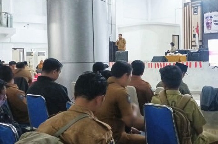 Kepala DP3AKB Lotim, Ahmat, menyampaikan materi sosialisasi pencegahan perkawinan anak kepada ratusan kepala desa di Ballroom Kantor Bupati, Selasa 9 September 2025. (Foto: Lombokini.com).