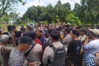 LSM Garuda Indonesia dan Warga Seruni Mumbul Tolak Eksekusi Tanah, Duga Putusan Pengadilan 'Masuk Angin'. (Foto: Lombokini.com).