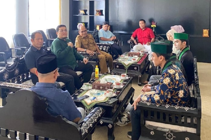 Sekwan DPRD Lotim Minta Maaf Langsung ke HMI Soal Nasi Bungkus. (Foto: Lombokini.com).