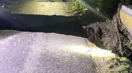 Banjir Bandang Putuskan Jembatan Vital, Ribuan Warga Teko-Apitaik Kecamatan Pringgabaya Terisolasi. (Foto: Lombokini.com).