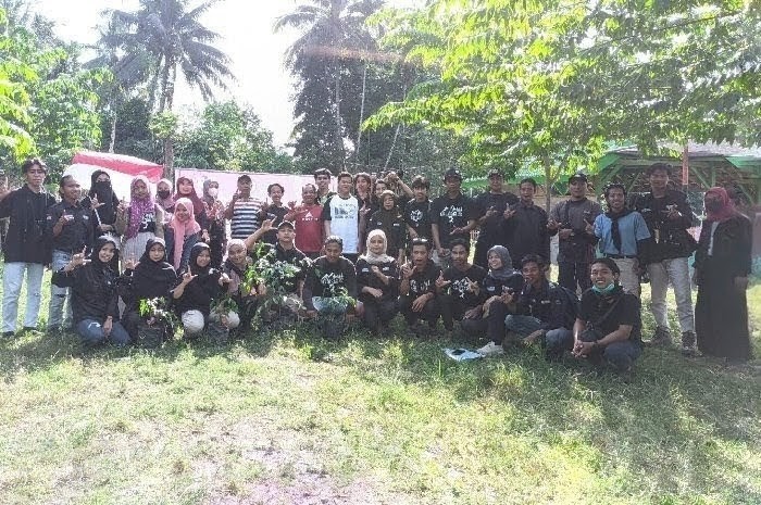 Mahasiswa Pecinta Alam (Gempar UGR) mendesak Bupati Lotim membatalkan pembangunan SMA Garuda Taruna Nusantara di Kebun Raya Lemor. (foto: Lombokini.com).
