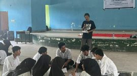 Hari Bahagia Ajarkan Teknik Penyutradaraan ke 57 Mahasiswa Baru UNIQHBA, Sabtu 20 September 2025. (Foto: Lombokini.com).