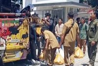 Makan Siang Bersama Warnai Aksi Damai di DPRD Lombok Timur. (Foto: Lombokini.com).