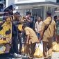 Makan Siang Bersama Warnai Aksi Damai di DPRD Lombok Timur. (Foto: Lombokini.com).