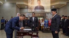Irnadi Kusuma saat dilantik Gubernur NTB Lalu Muhamad Iqbal sebagai kepala DPMPTSP NTB, pada Rabu 17 September 2025. (Foto: Lombokini.com).