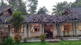 Atap Lapuk dan Dinding Retak, Siswa Tetap Datang di Montong Gading. (Foto: Lombokini.com/Harianto).