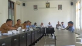 LK2T menyampaikan desakan pembentukan Pansel Dirut PDAM Lotim dalam hearing dengan Komisi III DPRD Lombok Timur, Selasa 14 Oktober 2025. (Foto: Lombokini.com).