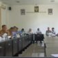 LK2T menyampaikan desakan pembentukan Pansel Dirut PDAM Lotim dalam hearing dengan Komisi III DPRD Lombok Timur, Selasa 14 Oktober 2025. (Foto: Lombokini.com).