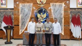 Menko Polkam Djamari Chaniago foto bersama usai membuka Gelar Sosialisasi AI untuk Hadapi Ancaman Digital. (Foto: Lombokini.com).