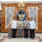 Menko Polkam Djamari Chaniago foto bersama usai membuka Gelar Sosialisasi AI untuk Hadapi Ancaman Digital. (Foto: Lombokini.com).