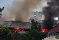 Kebakaran rumah warga di Desa Teko, Pringgabaya, Lombok Timur, Sabtu 25 Oktober 2025 siang. (Foto: Lombokini.com).