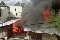 Kebakaran melalap toko bangunan di Lombok Timur, diduga akibat korsleting listrik. Insiden Sabtu 25 Oktober 2025 ini menelan kerugian materi hingga Rp1 miliar. (Foto: Lombokini.com/Tangkapan Layar).
