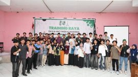 Wakil Bupati Lombok Timur H. Moh. Edwin Hadiwijaya berpose bersama peserta usai menjadi narasumber dalam Training Raya Latihan Kader II dan Latihan Khusus Kohati Tingkat Nasional di SKB Lombok Timur, Kamis 9 Oktober 2025). (Foto: Lombokini.com).