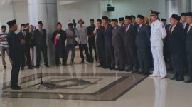 Bupati Lombok Timur, Hairul Warisin memimpin pelantikan 18 pejabat Eselon II sambil menyampaikan pesan penting tentang inovasi dan keteladanan kepemimpinan, Kamis (23/10/2025) di Ballroom Kantor Bupati. (Foto: Lombokini.com).
