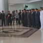 Bupati Lombok Timur, Hairul Warisin memimpin pelantikan 18 pejabat Eselon II sambil menyampaikan pesan penting tentang inovasi dan keteladanan kepemimpinan, Kamis (23/10/2025) di Ballroom Kantor Bupati. (Foto: Lombokini.com).