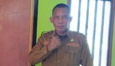 Pjs Kades Desa Puncak Jeringo, Kecamatan Suela, Mulyadi, A.Md, Kep. (Foto: Lombokini.com).