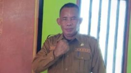 Pjs Kades Desa Puncak Jeringo, Kecamatan Suela, Mulyadi, A.Md, Kep. (Foto: Lombokini.com).