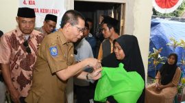 Wakil Bupati Lombok Timur H. Moh. Edwin Hadiwijaya bersama Baznas menyerahkan bantuan tanggap darurat untuk korban banjir bandang Mamben Lauk, Selasa 21 Oktober 2025. (Foto: Lombokini.com).