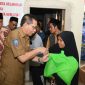 Wakil Bupati Lombok Timur H. Moh. Edwin Hadiwijaya bersama Baznas menyerahkan bantuan tanggap darurat untuk korban banjir bandang Mamben Lauk, Selasa 21 Oktober 2025. (Foto: Lombokini.com).