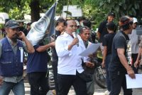 Direktur LSM Garuda Indonesia, M. Zaini, menyerukan tuntutannya di hadapan massa aksi demonstrasi di PN Selong, Kamis, 30 Oktober 2025. (Foto: Lombokini.com).