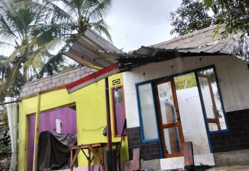 Rumah Warga Rusak Diterpa Cuaca Ekstrem di Lombok Tengah. (Foto: Lombokini.com).