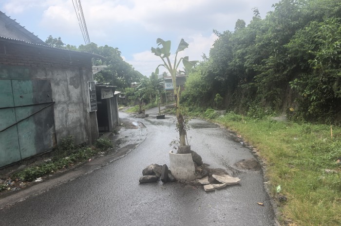 Kekecewaan Memuncak, Warga Kalijaga Timur Blokir Jalan Penghasil PAD yang Diabaikan Pemerintah Kabupaten Lombok Timur.